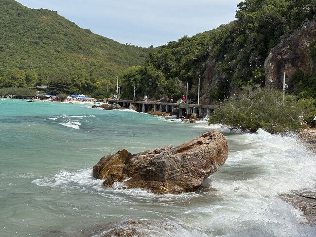 波が高い<br />奥に見える桟橋を渡った先がビーチです。