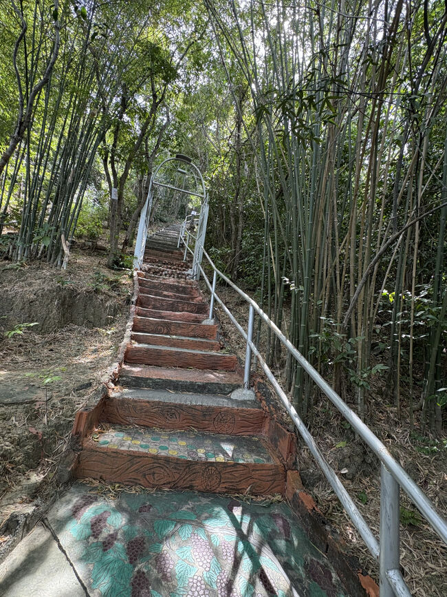 バイクを降りて、険しい階段を上ります。