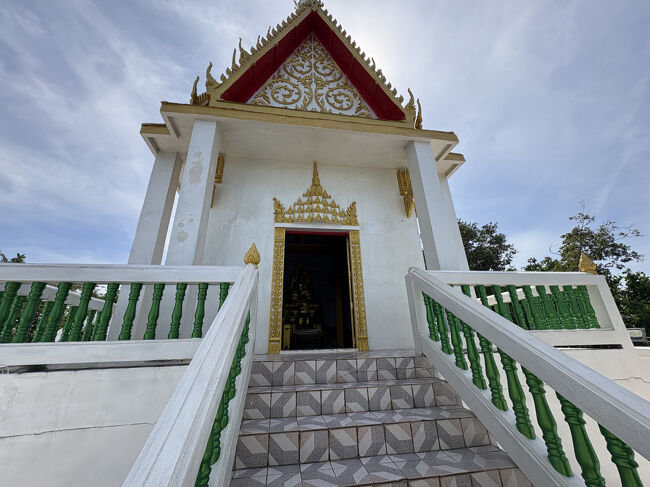 展望台の頂上には仏殿がありました。