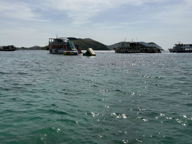 滑り台の下がシュノーケリングをポイントだそうです。<br />周辺でアクティビティしているのは私一人だけです。<br />なかなかシュールな光景でした。