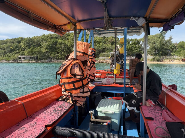 40分ほどシュノーケリングしました。<br />海の中はウニがたくさん<br />小魚、時々中くらいの魚が見れます。<br />