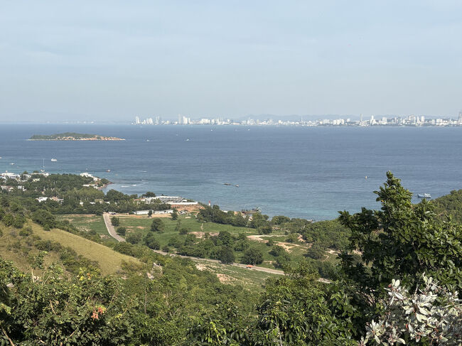 The Windmill Viewpoint<br />風力発電のある展望台です。<br />遠くにパタヤの街が見えます。