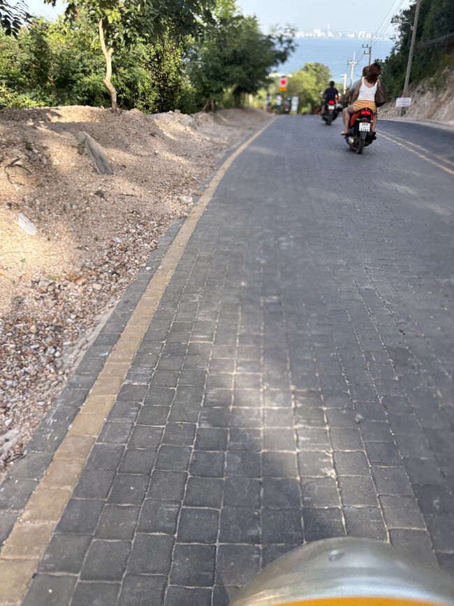 島内一周完了しました。<br />バイクを返却するためにナーバーン埠頭に戻ります。