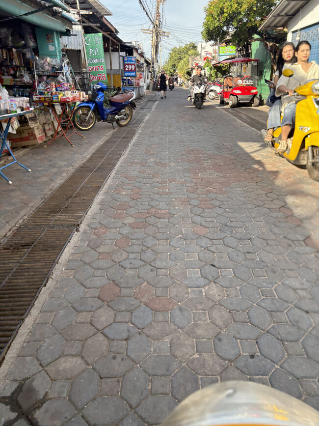 ラン島はバイク移動がお勧めです。<br />自由に移動できて楽ちんです。<br />一人乗りならば自転車に乗れれば運転できるでしょう。<br />