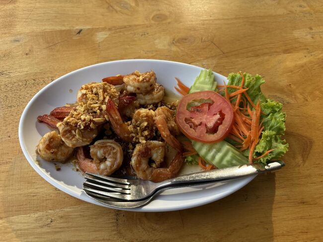 ふ頭近くのレストラン「プーカイ カフェ」で遅めのランチ<br />エビのガーリック炒め180バーツ（900円）