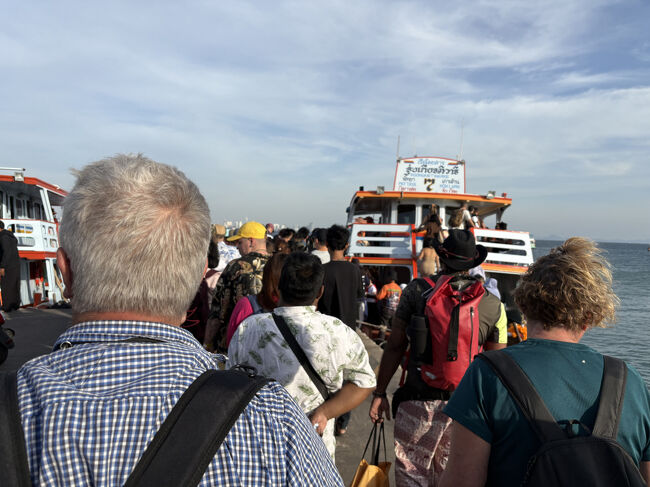 フェリーで帰ります。<br />帰りも特に時間は決まっていなくて満員になったら出発する感じでした。<br />30バーツ（150円）です。