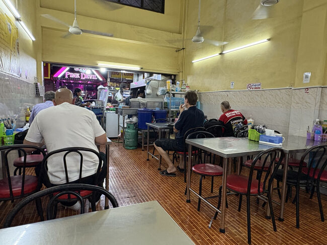 空いていましたが、日本人団体さんが来てすぐ満席<br />私の席の前にLBの方が来て相席です。