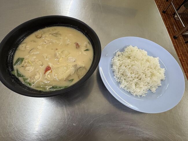 注文ミスりました。<br />カオマンガイを注文したつもりが、チキンココナッツスープを頼んでしまった。<br />90バーツ（450円）<br />バンコクのイムちゃんで頼んだ「トムカーガイ」と同じ料理<br />おいしかったのでよしとします。<br /><br />７日目終了です。<br />