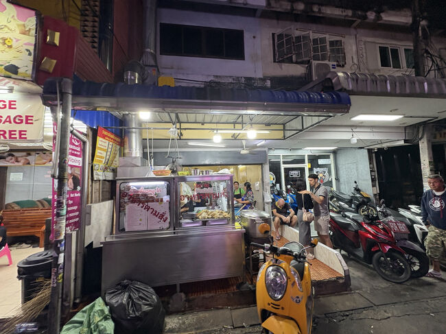 夜ごはんは「ブアカオ名無し食堂」<br />店名がないけど、地元民と観光客にも人気の食堂だそうです。