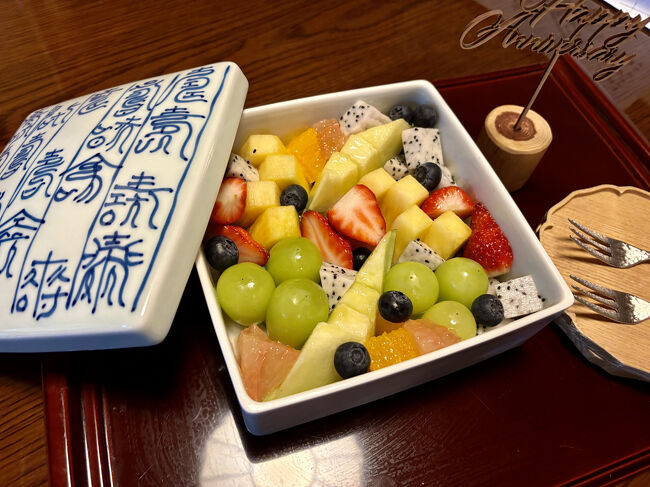 アニバーサリープランのフルーツ盛り合わせが届きました。6千円の追加で，ケーキかフルーツ盛り合わせが付き，チェックアウトタイムが延長されます（11時→12時）。