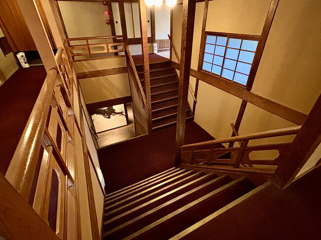 ［登録有形文化財　⑥眠雲閣落合樓 配膳室階段棟］<br />眠雲亭と紫檀宴会場（次の写真）を接続する建物で，附属的な建築ながら，天井板には樹齢千年を超える屋久杉を使用するなど，材料も良質なものが吟味されています。<br /><br />北半が階段室，南半が配膳室になっています。階段の奥行のない方が客用，奥行きのある方が配膳用ということです。