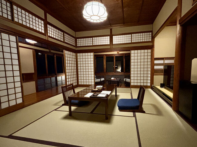 【 Room "SAWARABI" @Ochiairo 】<br /><br />「早蕨(56.80㎡)」は［登録有形文化財　⑤眠雲閣落合樓 眠雲亭］の2階客室。10畳の和室には，東と南の二方に縁側が巡らされているため，感覚的には15畳大ぐらい。