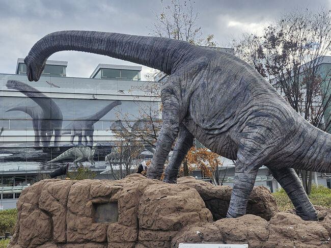 こちらも駅前の恐竜、まるでジュラシックワールドのように見えますね。