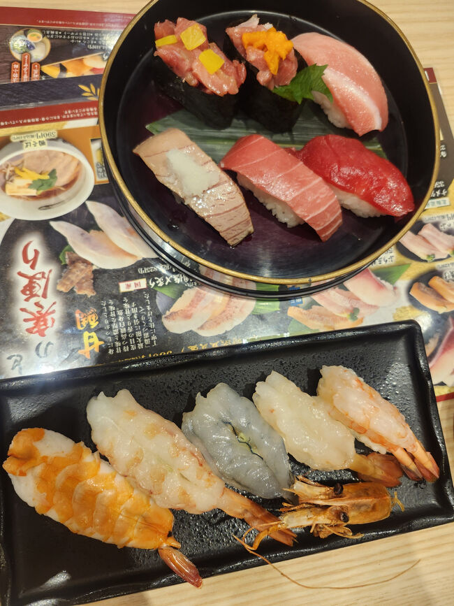 まずは、海鮮アトムにてお鮨を食べます。<br />回転鮨のクオリティー以上だと喜んでいました。