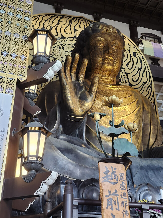 次は、越前大仏。<br />すす払いを終えたばかりの、巨大な大仏様。<br />バブル期に一番大きな大仏として建立されたそうです。<br />贅の限りを尽くして作られた大仏やなど、圧巻されます。