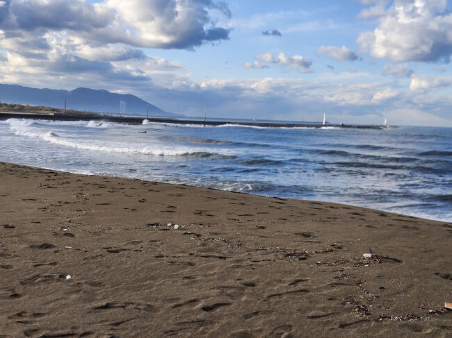 １０日朝の三国海岸。<br />寒いのに、良く見えないかもしれませんが、サーフィンをしている人が何人かいました。<br />波がいいようですが、寒くないのでしょうか？