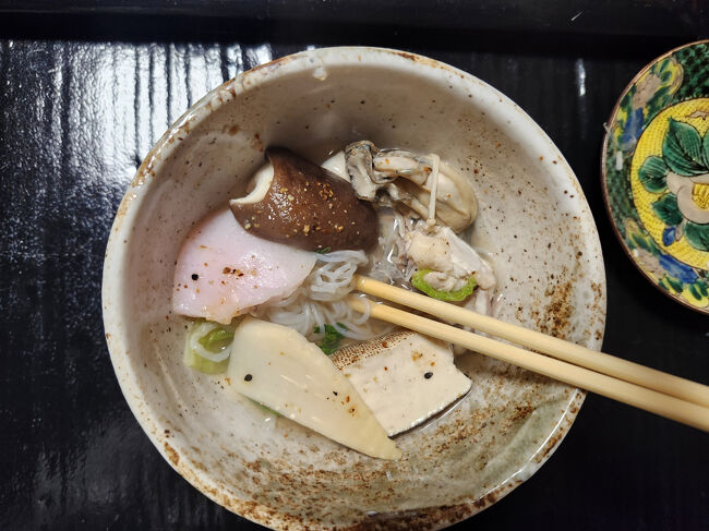 お鍋としては、それなりの金額です。<br />しかし、出汁、具材、そして、仲居さんが作ってくれます。<br />勝手に何かすると怒られるらしいと帰りのタクシーの運転手さんがいってました。<br />記憶に残る味だったと思います。旅の最後を締めるにふさわしいお味でした。<br />