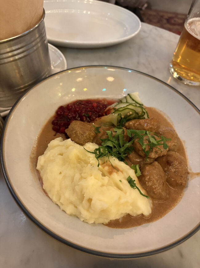 空港からずっと食べ続けているのでお腹は減ってないし、時差ボケだしでディナーはスキップしてもいいかなと思っていましたが、ストックホルムのレストランでディナーを食べる機会は今日だけなので、とりあえずミートボールを食べることに。