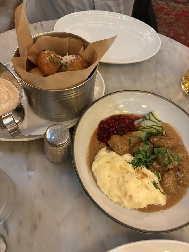 ミートボール自体は特徴があるわけではないですが、日本ではクリームソースで食べることがないので、スウェーデン料理として楽しめました。<br />店員さんおすすめのポテトフライも美味しかった！<br />ワインとビールを1杯ずつと料理で430クローナ(6.880円)。