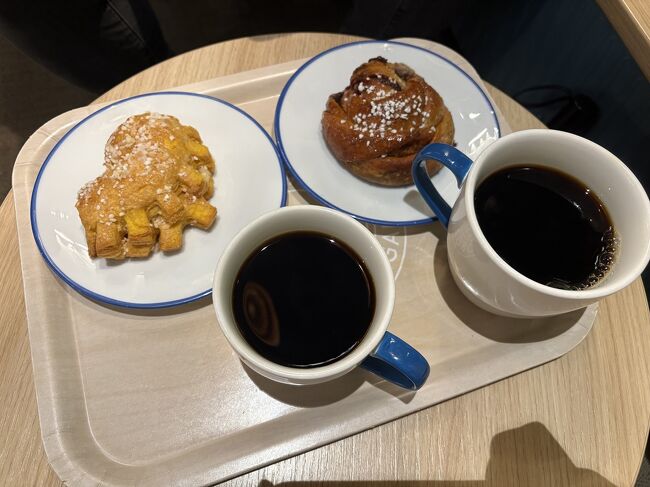 シナモンロール、サフランのパン、コーヒー2杯で170クローナ(2,720円)。シナモンロールはかなり甘いけどコーヒーと合って美味しい。サフランパンはパンとパイの間のような感じ。
