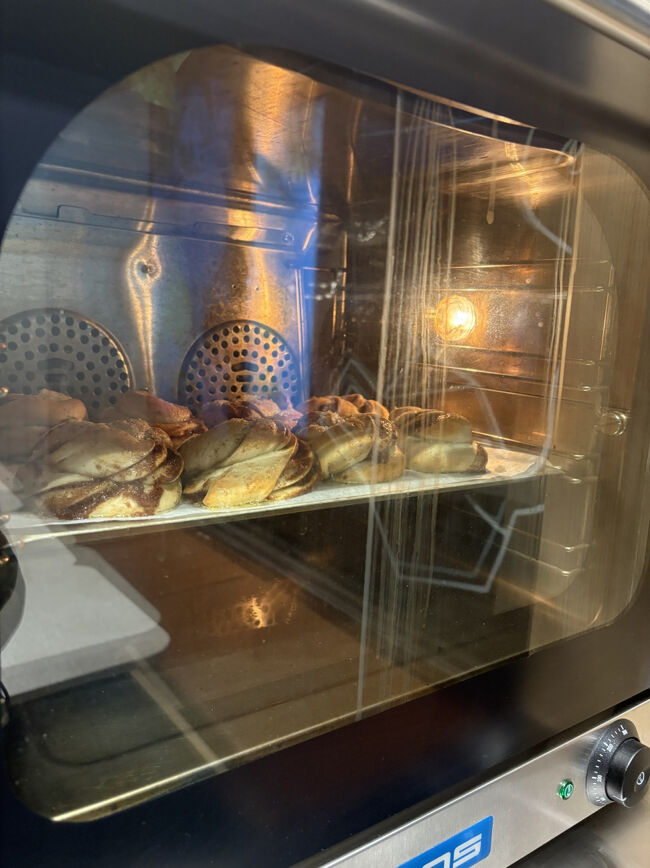 お店を出るときにはクロワッサンは焼けて、シナモンロールに変わっていました。