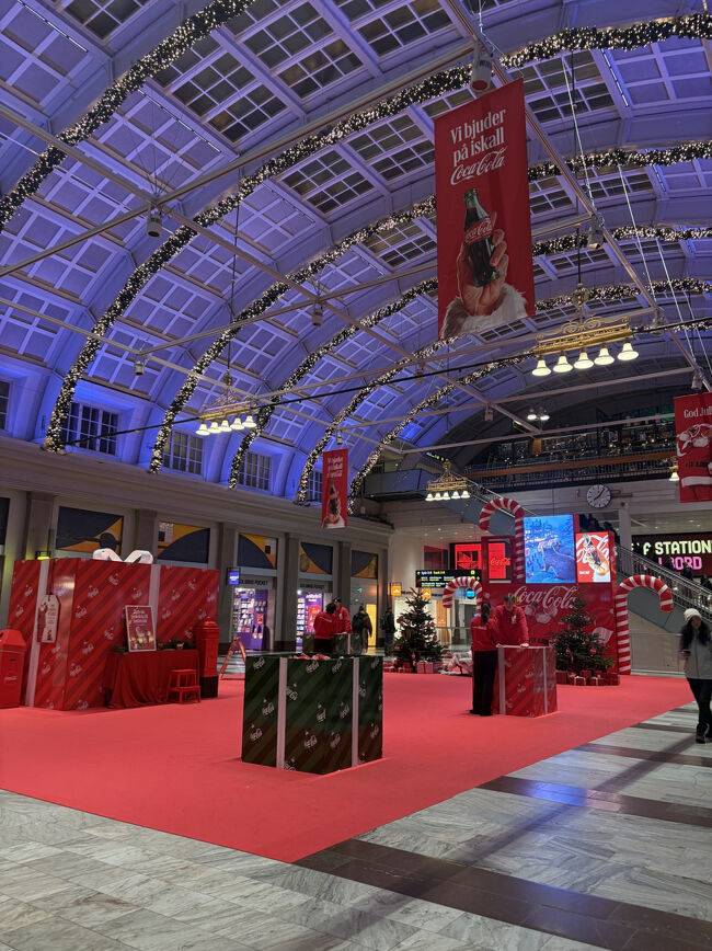 ストックホルム中央駅ではCoca-Colaのキャンペーンが実施されていました。