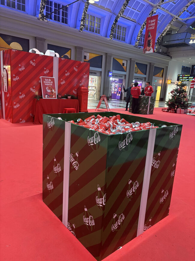 この箱にコーラの缶が詰まっていて、好きにもらっていけるという仕組み。<br />ストックホルムの人たちはコーラが大好きな印象。いろんなところで飲んでる人を見かけました。