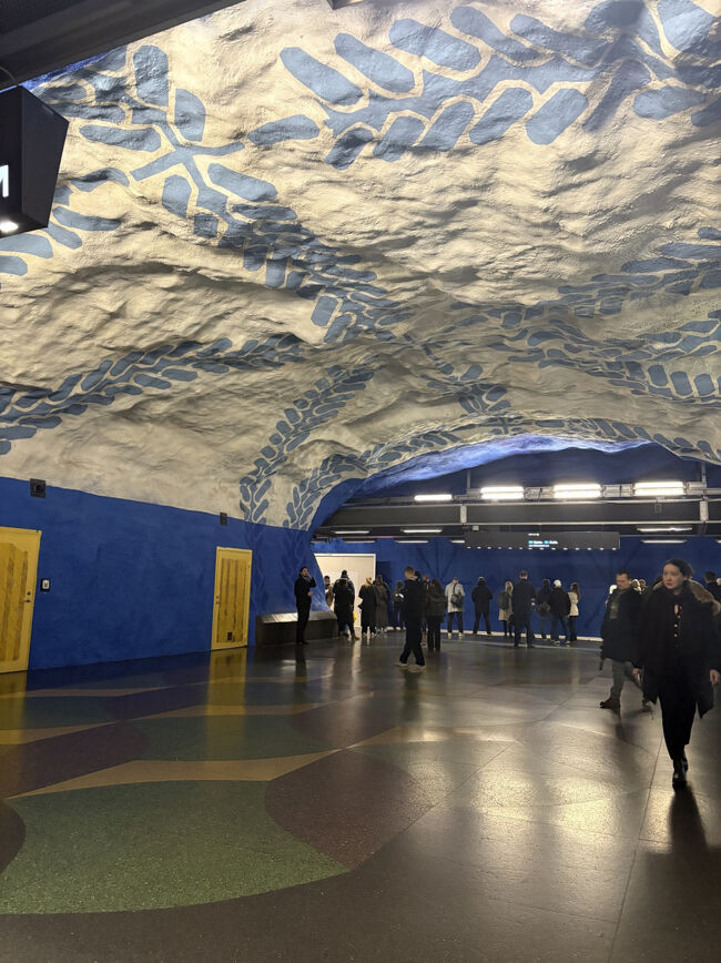 小雨が降っていたので、まずは地下鉄アートの見物へ。<br />VISA／Masterタッチで乗れるのは本当に便利！