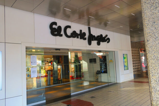 エル・コルテ・イングレスに着きました。地下へ行くエスカレータが分からず1階を1周します(笑)<br />ここでお土産候補にしていた物がほぼ買えました。スーパーとかデパートとか、のんびり見るのは楽しいなぁ、としみじみ。<br /><br />値段を気にせず、どんどんカゴに入れてたんですが、、、お値段にびっくり！！思わず、えっと言ってしまいましたｗ 無駄に買ったものはなかったんですが。。。<br /><br />■El Corte Inglés Málaga<br />https://maps.app.goo.gl/ADKNXumKxoqoJ6df8