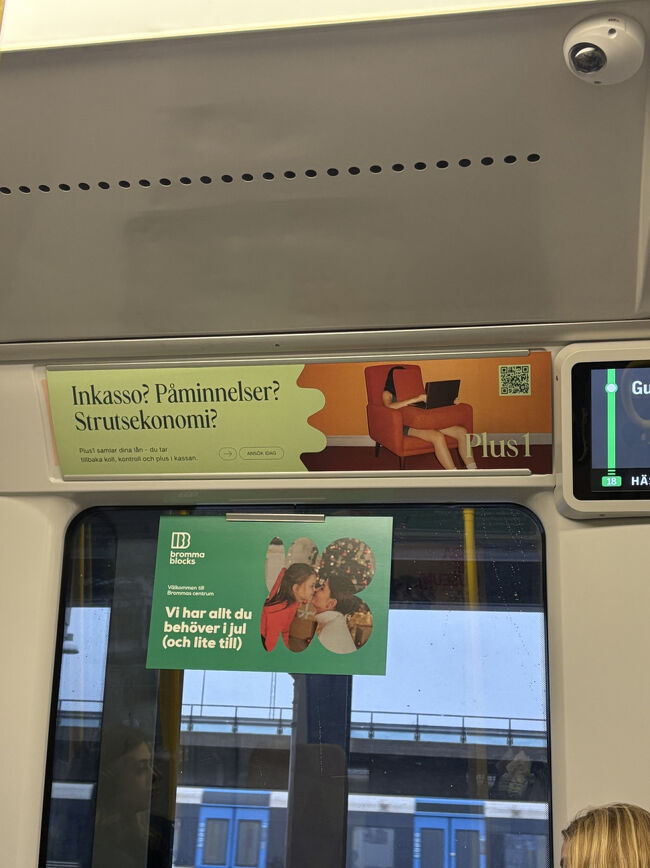 上の車内広告は、債務返済支援らしい。現実から目を逸らしている人を表現しているとか。