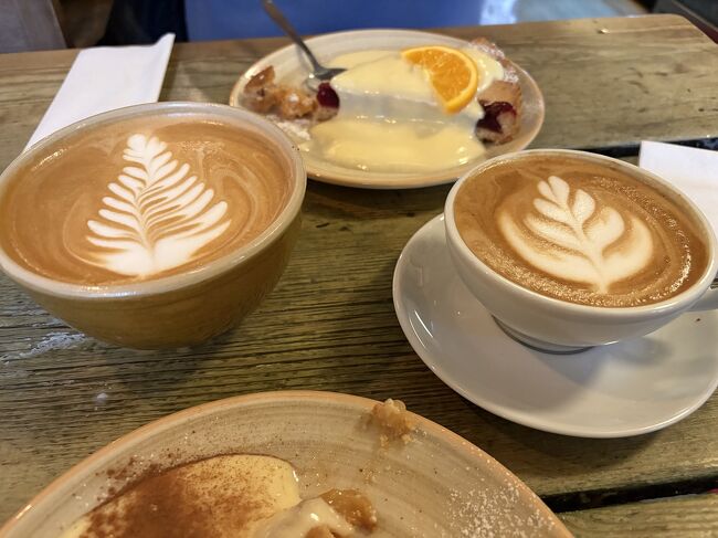 カプチーノ、カフェラテ、ケーキ２つで265クローナ(4,240円)。