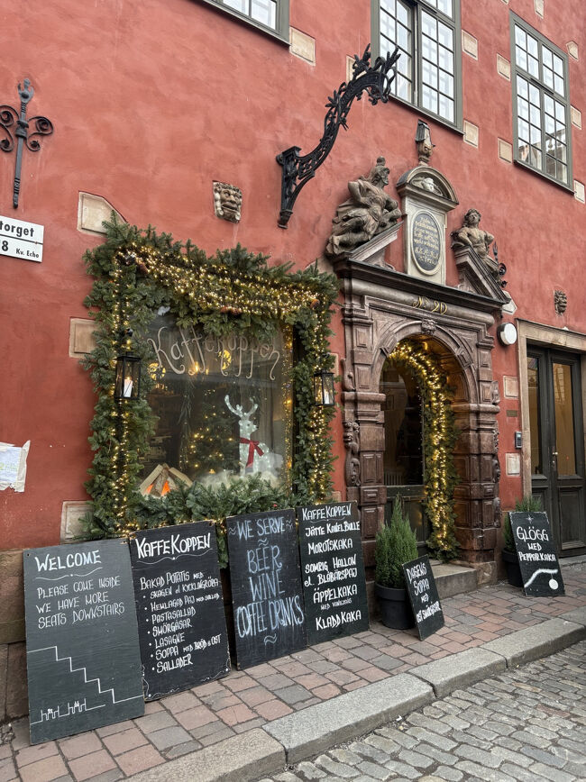 4traのブロガーさんが、ここのバニラソースがかかったケーキを食べたくてストックホルムを再訪したと書かれていたので、来てみました。