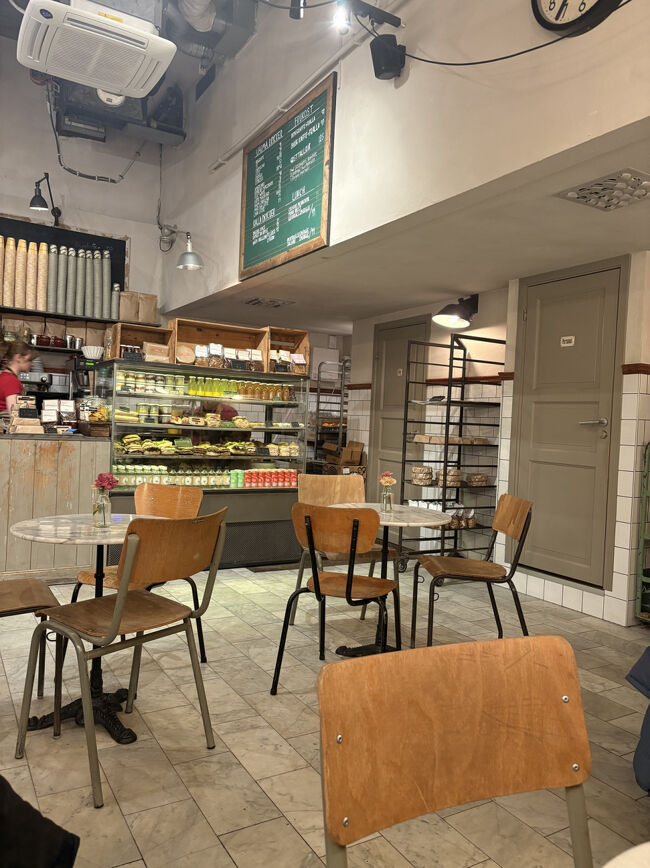 3日目、早くもストックホルムを発つ日です。今日も11時からブランチパーティーなので、早めに稼働します。<br />朝食はFabrique Klarabergというカフェにて。