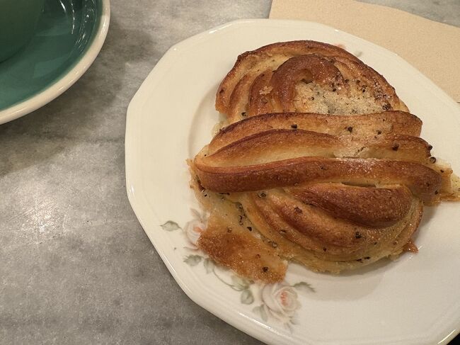 カルダモンロールをいただきました。シナモンがあまり好きではないので、こちらの方が好み。