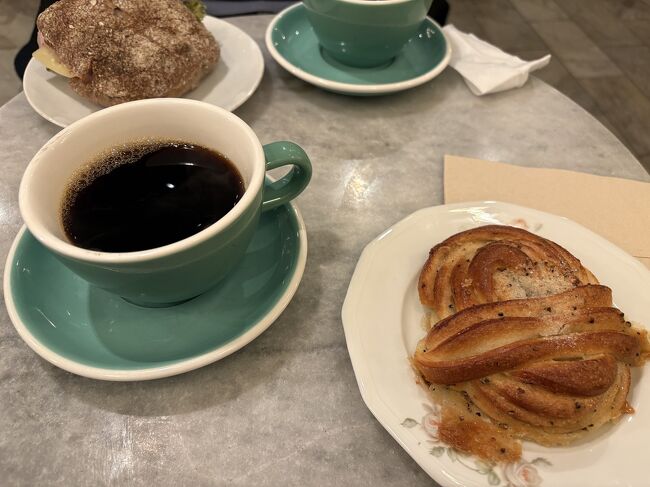 サンドイッチ、カルダモンロール、コーヒー2杯で182クローナ(2,912円)。