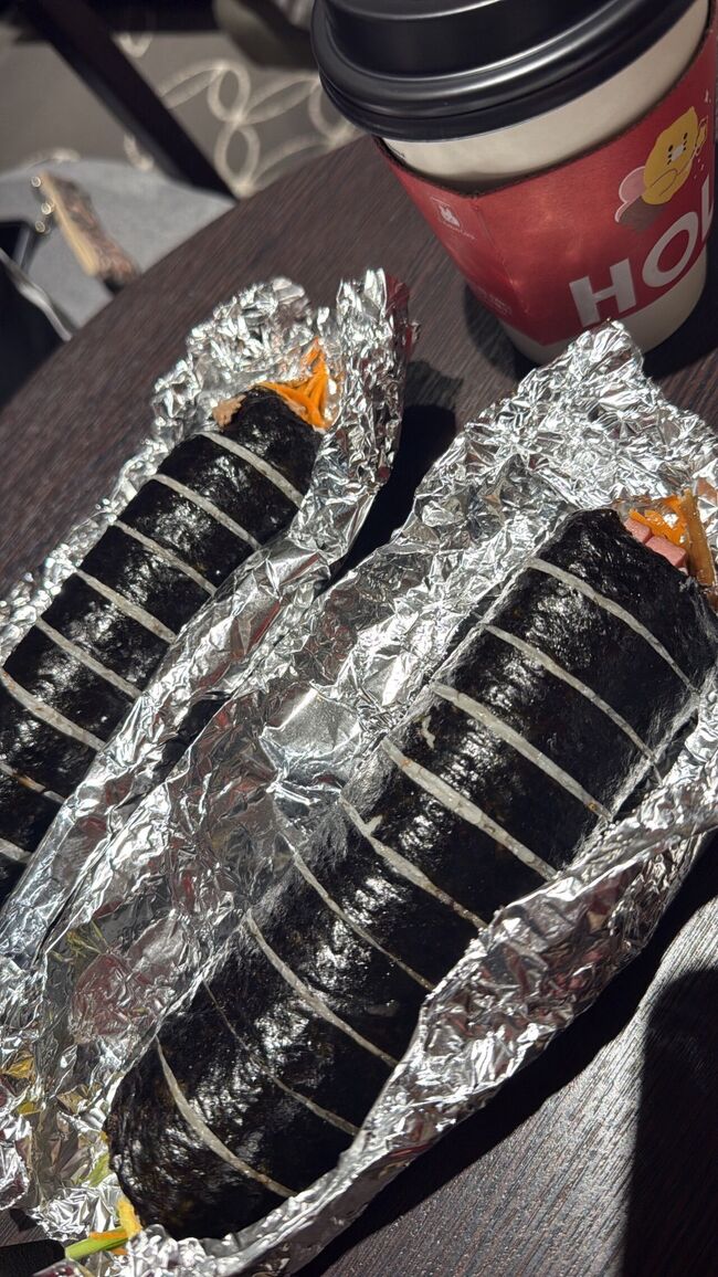 次の朝。<br />朝ごはんに、キンパを買いに行きました。<br />すごく近くにキンパ屋さんがあったのですが、気づかず13分歩いてキンパ天国まで買いに来ました。<br />オリジナルと牛肉を買いました。<br />ホテル近くのHollysで、コーヒーも買いました。<br />キンパは、色々な具の入ってるオリジナル、美味しかった。