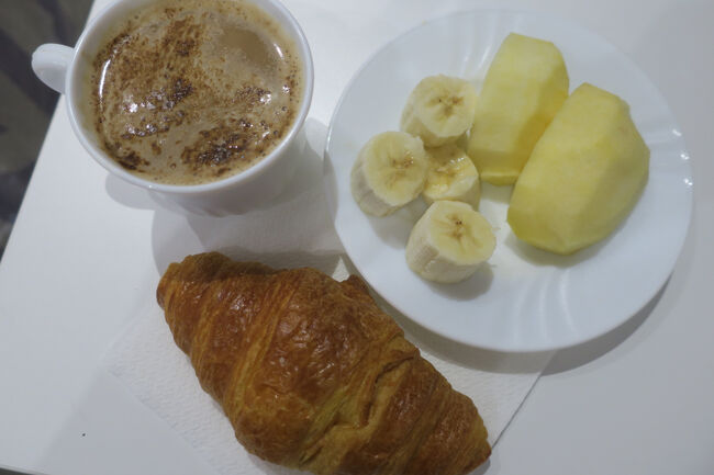 この日はマラガ最終日です。食あたりで丸2日寝ていたので、予定していて行けなかった所を効率よく巡ります。朝から観光ですが、きつくなるまで頑張る予定です。<br />朝ごはんはクロワッサンとフルーツです。クロワッサンを電子レンジでちょっとだけチンしたら美味しくなりました。バナナも美味しい！と途中までは順調に食べれましたが、クロワッサンとリンゴは半分しか入りませんでした…(笑) まだまだ病み上がりな感じです。