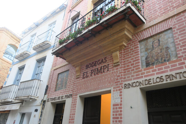 まずはエンカルナシオン大聖堂を目指します。途中に有名なバル「El Pimpi」がありました。<br /><br />■Bodega El Pimpi<br />https://maps.app.goo.gl/ytpmTyBtS8YvyZKr9