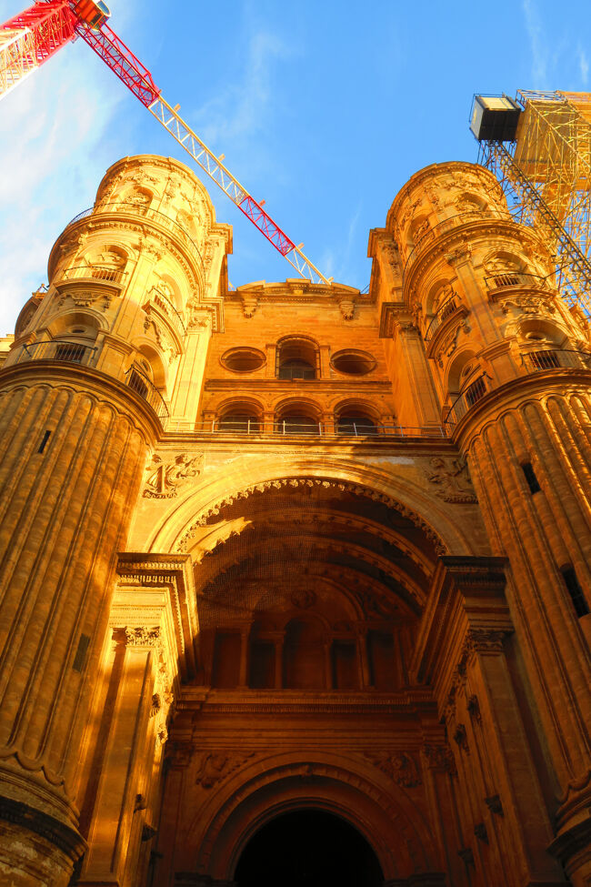 エンカルナシオン大聖堂のオープンまで時間があるので、ぐるっと1周してみます。朝陽でいい感じです。