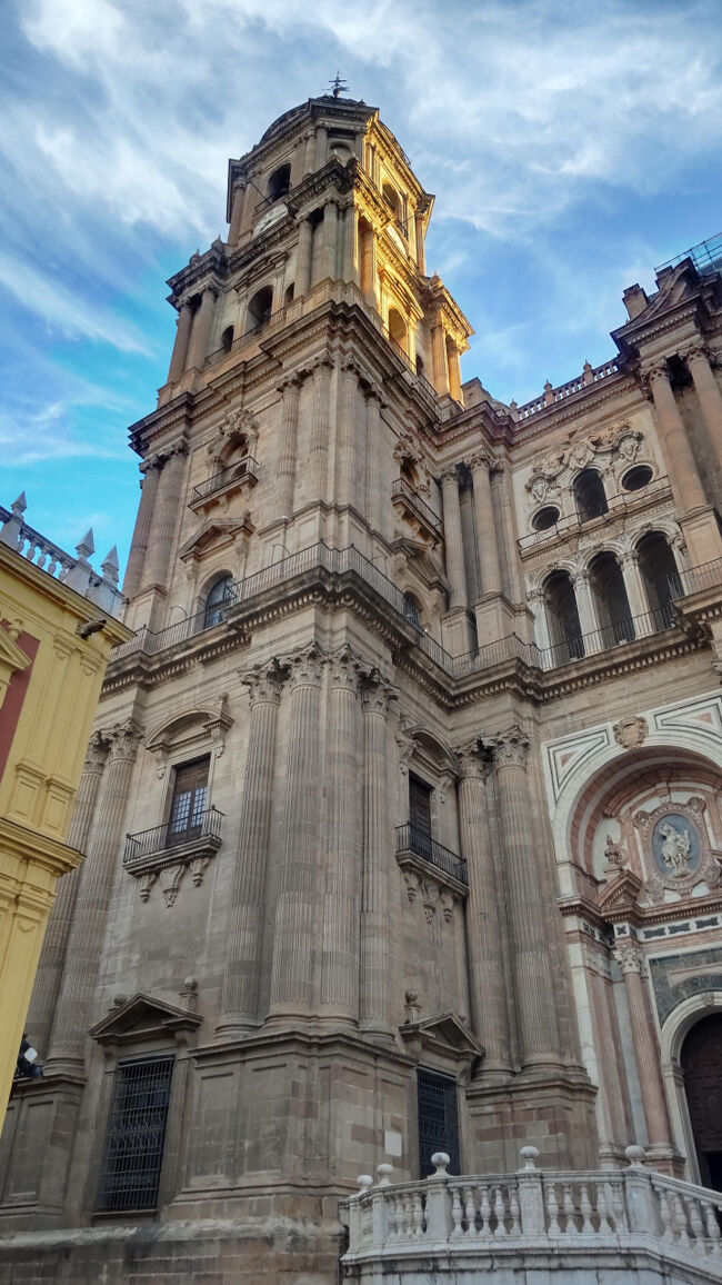 「ああ、街歩きってこんな感じよ～」とご機嫌で写真撮影です。朝早くだったので、バシャバシャ撮っても目立ちません(笑)