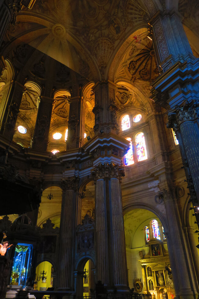 早速見学します。朝の光でステンドグラスが綺麗です。