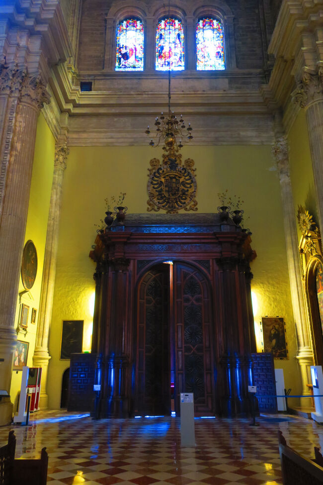 セビリア大聖堂とは違って、そこまで広くはないので見学しやすいです。