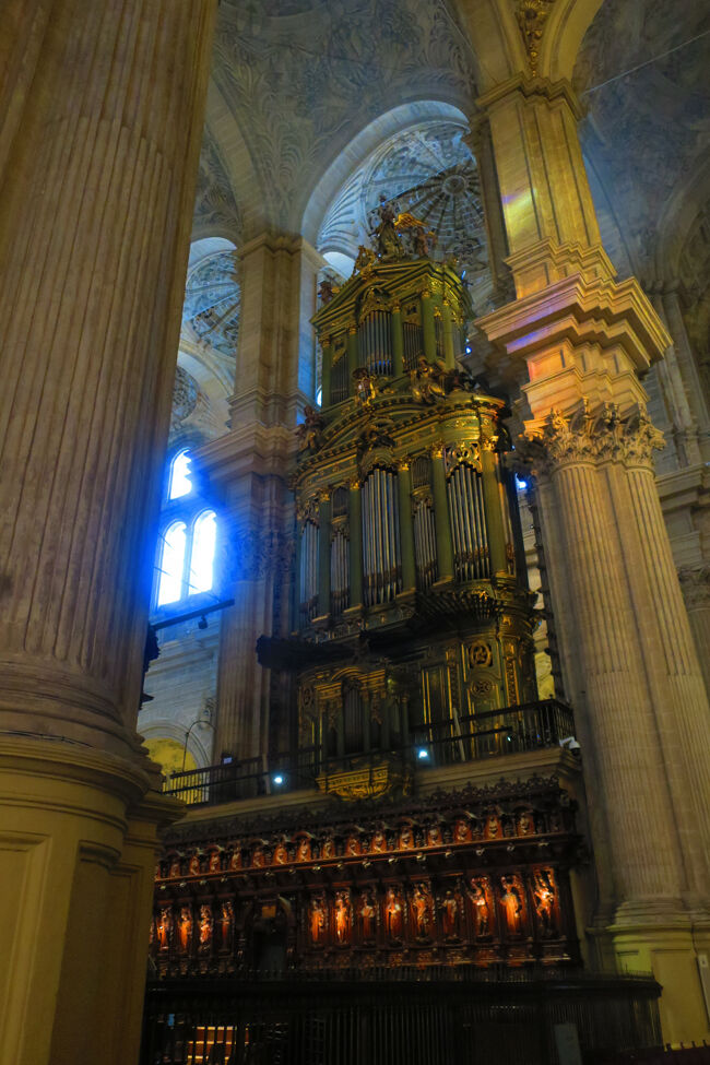 パイプオルガンも立派です。