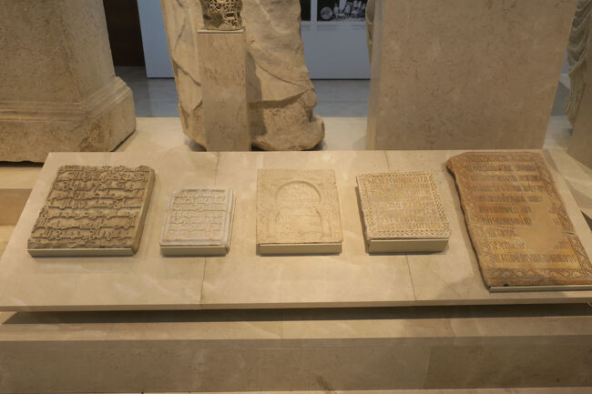 3階が考古学(ARQUEOLOGÍA)、2階が美術(ARTE)となっているようです。まずは3階の考古学から。アラビア文字でしょうか。文字ですが何かオシャレに見えます。