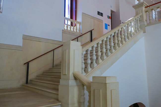 考古学は「何でそんなん見つけれたん？」とか「昔の人、器用だなぁ」とか「こんなんどうやって作ったん？」とか、何かツッコミ多くて… 考古学が退屈じゃなかったのは初めてでしたｗ<br />次は下に降りて2階の美術を見学します。