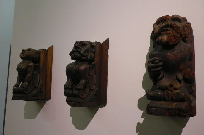 こちらは屋根の下に付けるオブジェのようです。「魔除け」っぽい顔になっています。