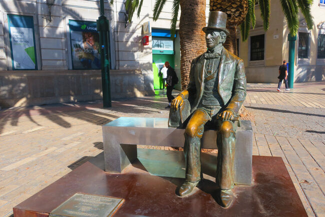 お昼の時間帯になったので「アタラサナス中央市場」へ行ってみます。この方は…どなた？