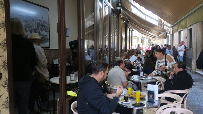 途中、めっちゃ混んでいるお店がありました。有名なチュロスのお店でマイマップにも登録していました。食べたいけど病み上がりなので油物はまだ無理です…<br /><br />■Casa Aranda<br />https://maps.app.goo.gl/iTqfMnzaEpaA9fCZ8<br />