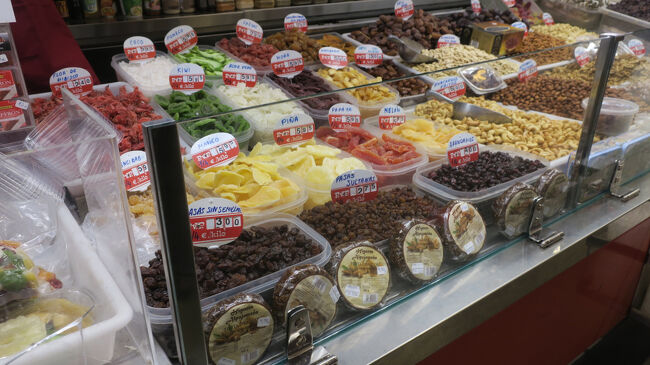 早速ブラブラしてみます。こちらはドライフルーツやナッツなどのお店です。<br />