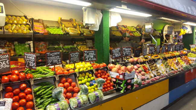 こちらは八百屋さん。海外の市場はディスプレイがセンスあって素敵です。